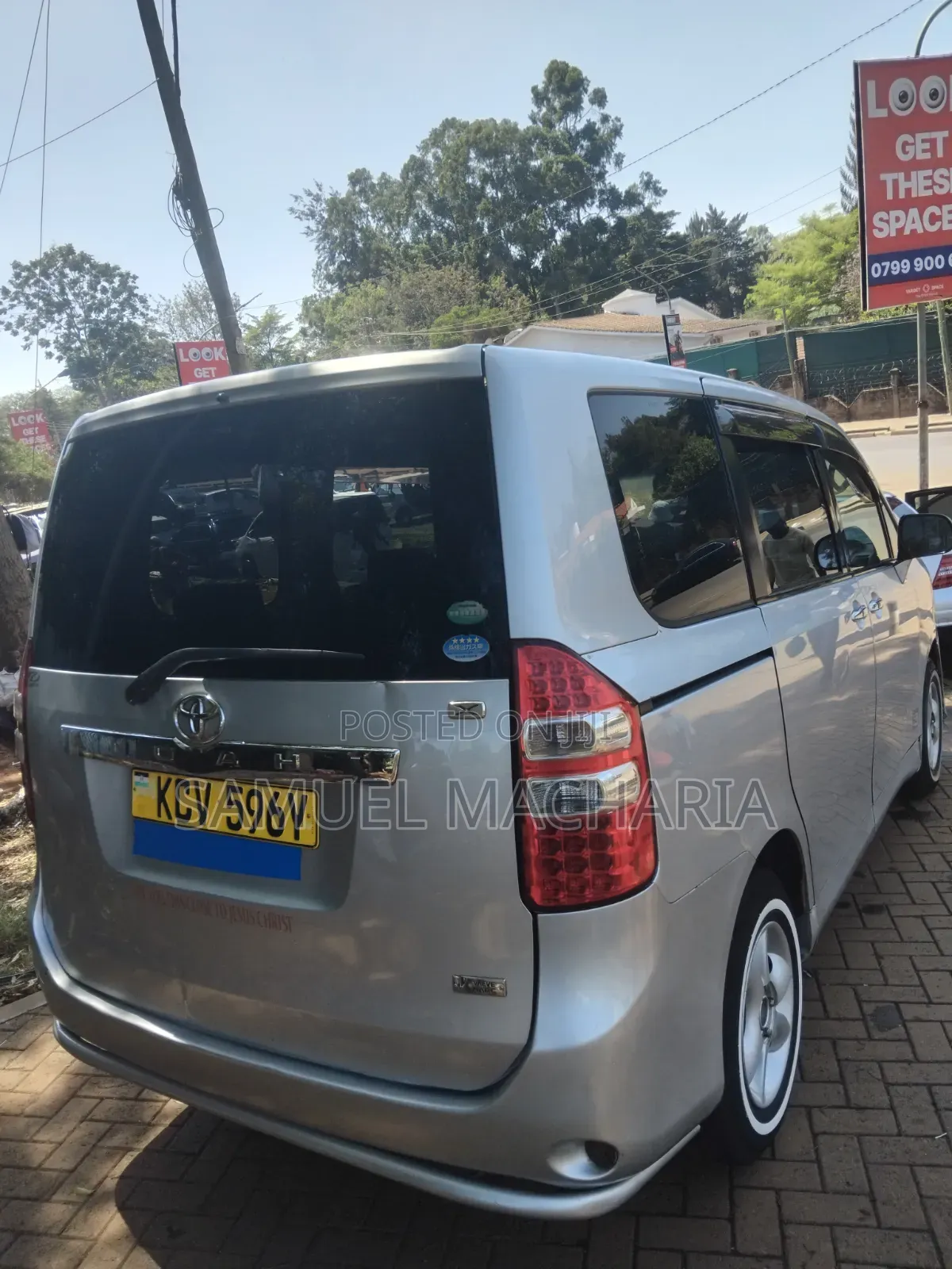 Toyota Noah 2.0 158hp AWD (8 Seater) 2012 Silver