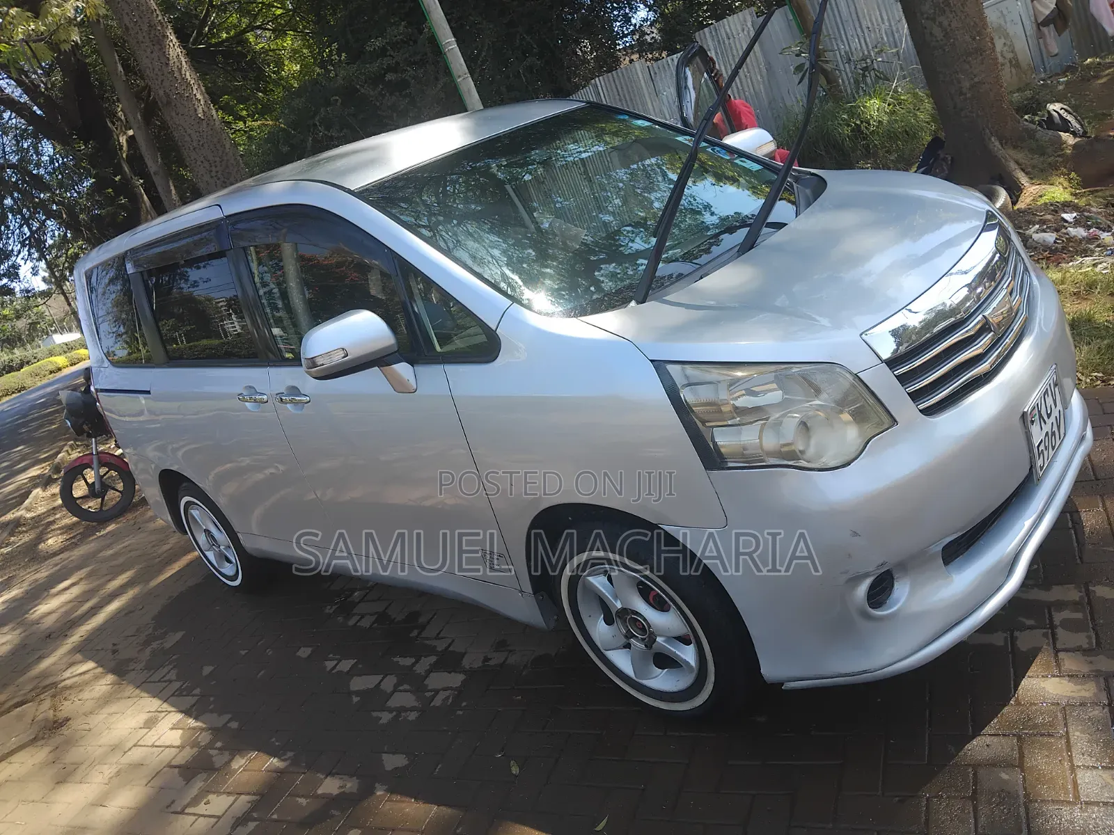 Toyota Noah 2.0 158hp AWD (8 Seater) 2012 Silver