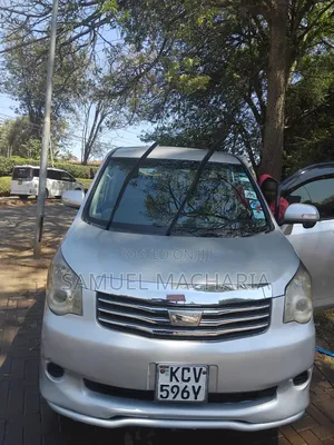 Toyota Noah 2.0 158hp AWD (8 Seater) 2012 Silver