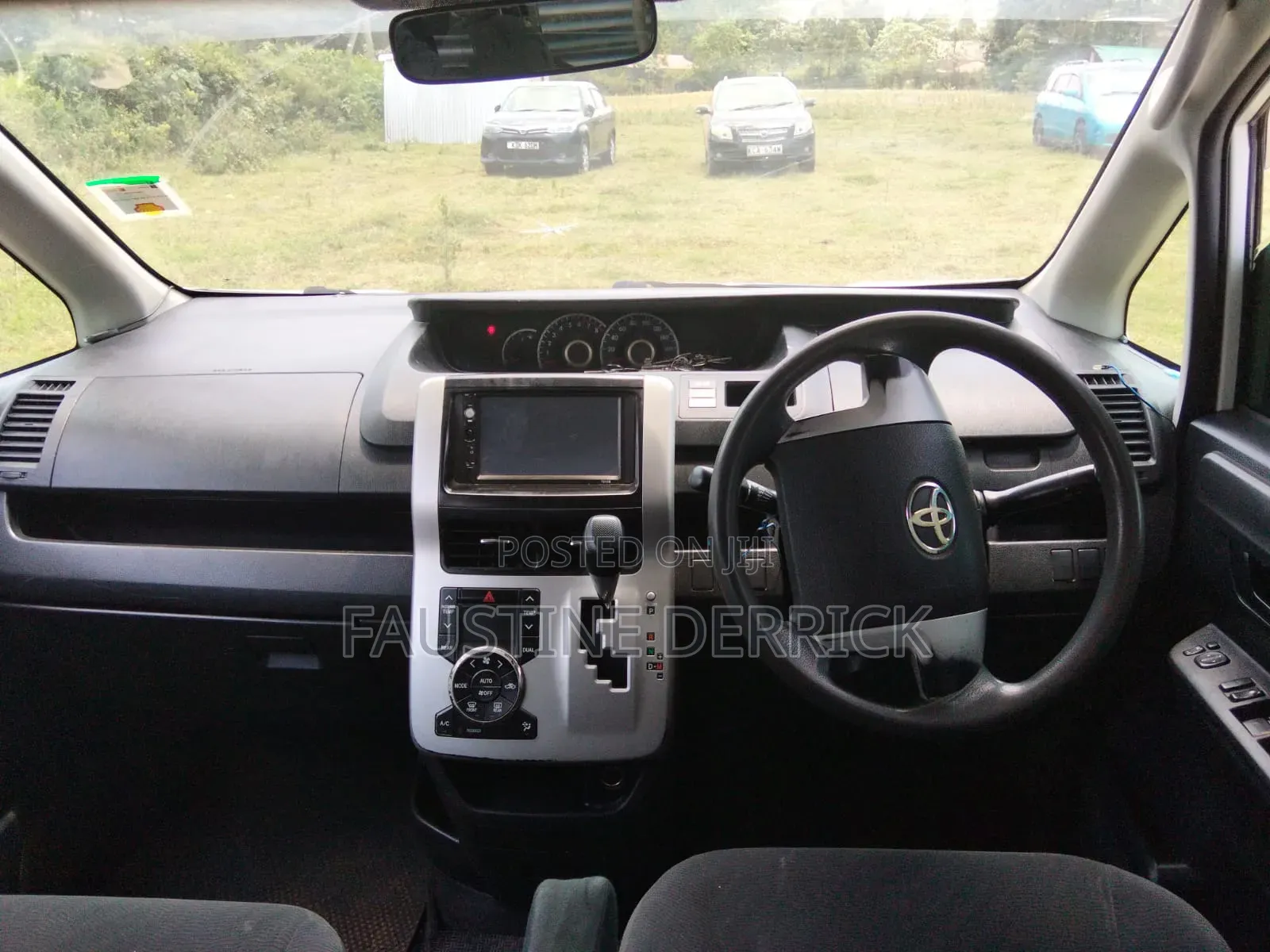Toyota Noah 2018 White