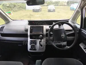 Toyota Noah 2018 White