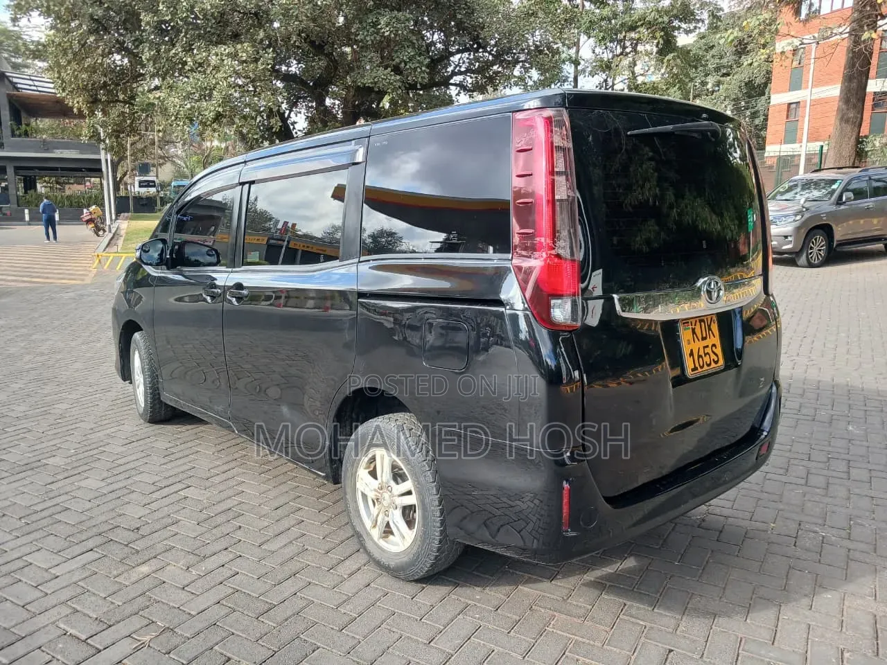 Toyota Noah 2.0 AWD (7 Seater) 2016 Black