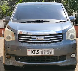 Toyota Noah 2.0 143hp FWD (7 Seater) 2011 Gray