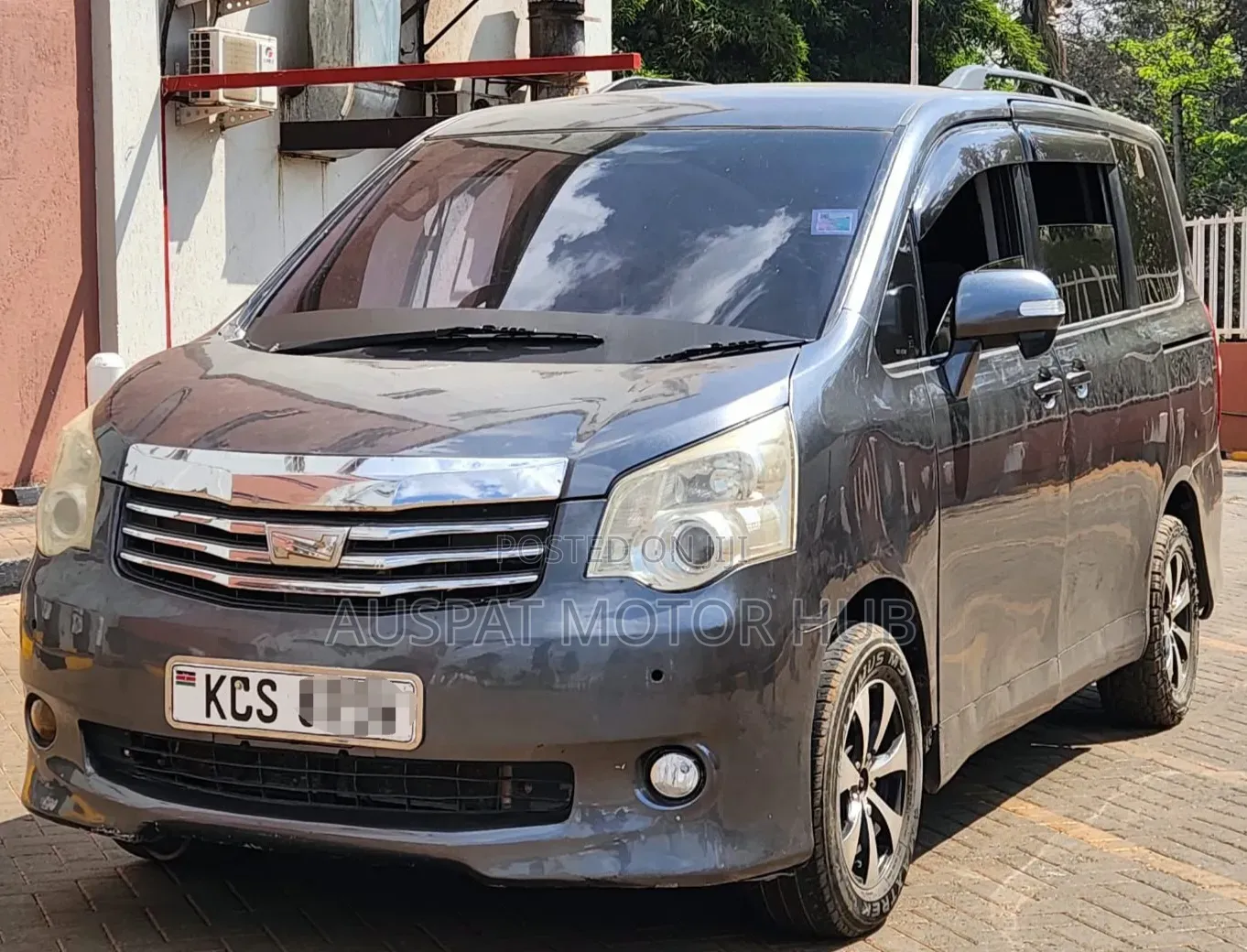 Toyota Noah 2.0 143hp FWD (7 Seater) 2011 Gray