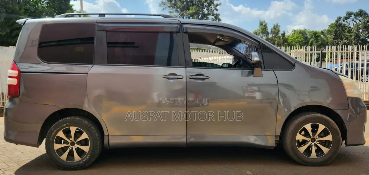 Toyota Noah 2.0 143hp FWD (7 Seater) 2011 Gray