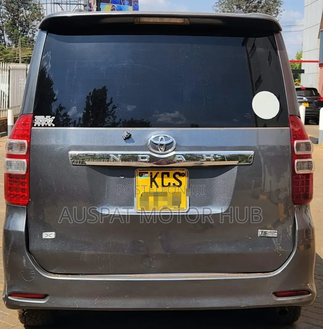 Toyota Noah 2.0 143hp FWD (7 Seater) 2011 Gray