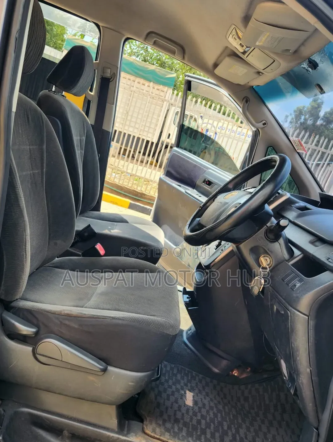 Toyota Noah 2.0 143hp FWD (7 Seater) 2011 Gray