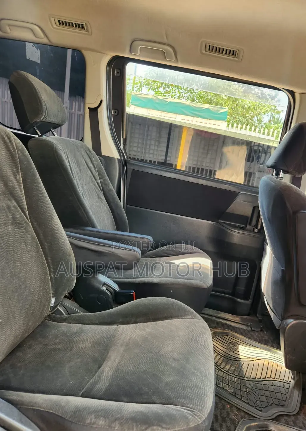 Toyota Noah 2.0 143hp FWD (7 Seater) 2011 Gray