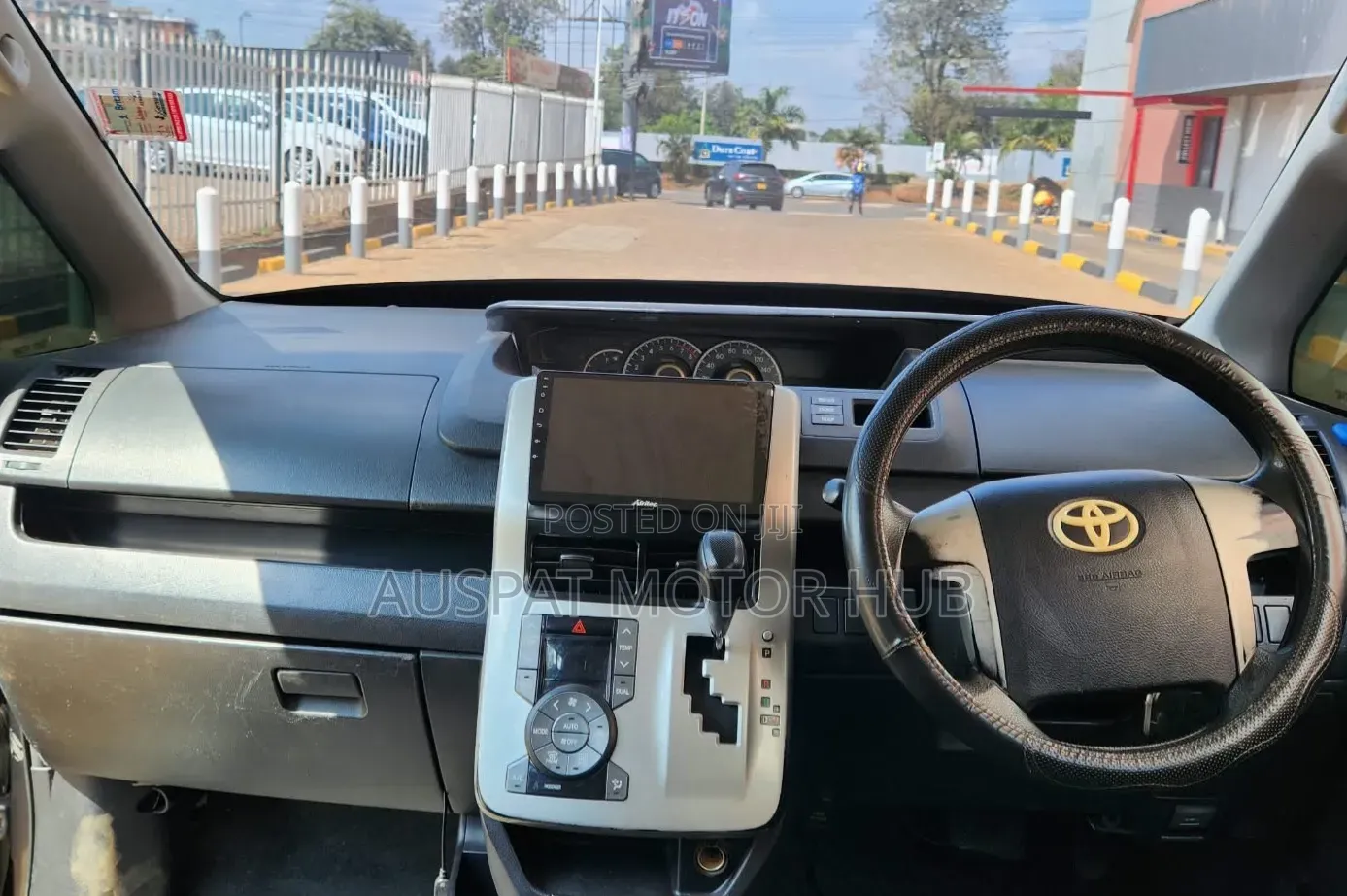 Toyota Noah 2.0 143hp FWD (7 Seater) 2011 Gray