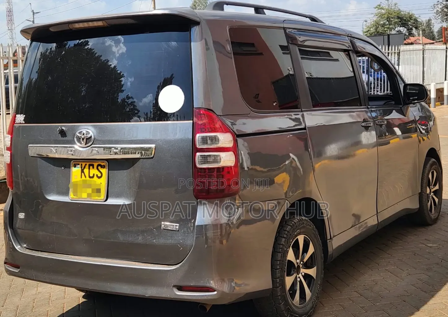 Toyota Noah 2.0 143hp FWD (7 Seater) 2011 Gray