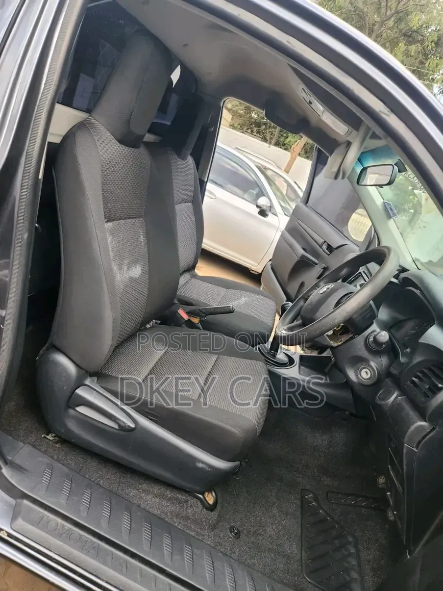 Toyota Hilux 2016 Gray