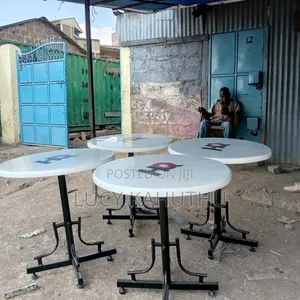 Glossy Round Marble Tables With Log on Top