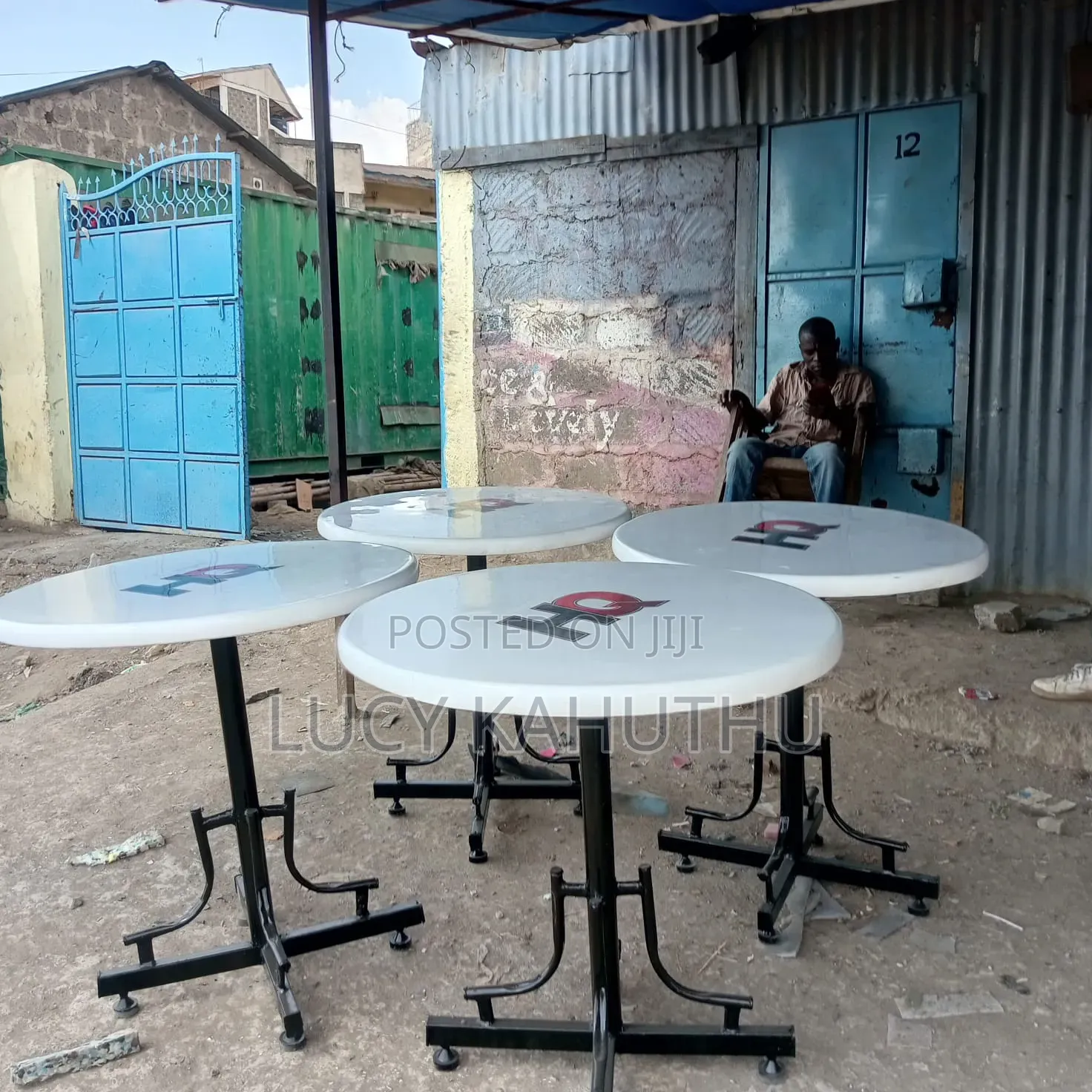 Glossy Round Marble Tables With Log on Top