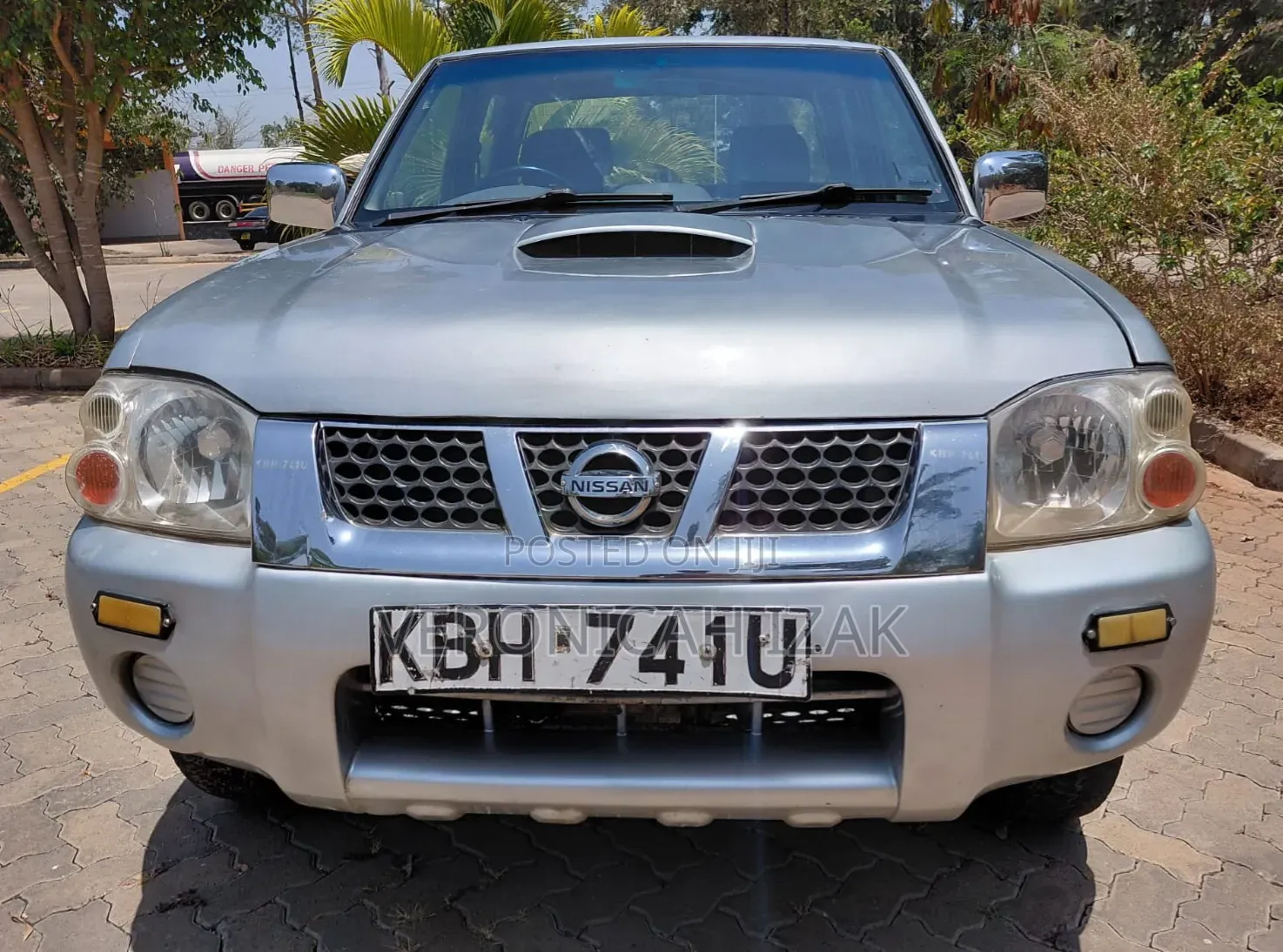 Nissan Hardbody 2005 Gray