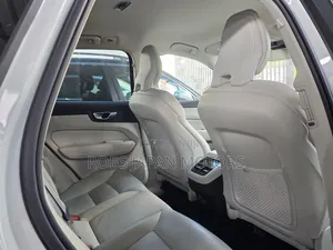 Volvo XC60 T5 Momentum AWD 2019 Pearl