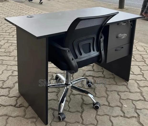 Heavyweight Champion Office Chairs With Fixed Office Desk - main view
