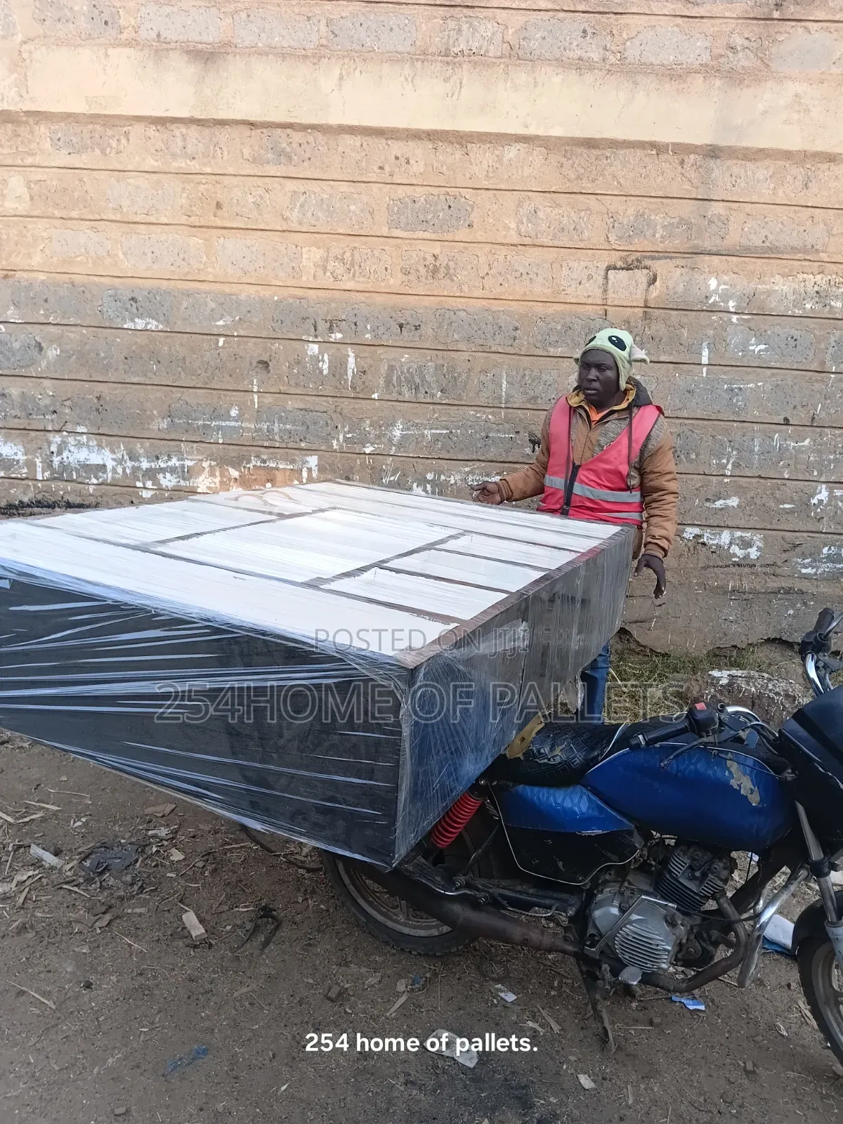 Strong Black and White Pallet Shoe Rack Safi.