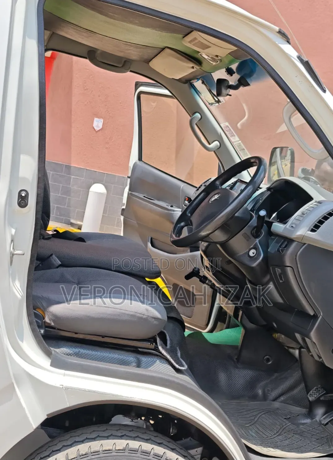 Toyota HiAce 2013 White