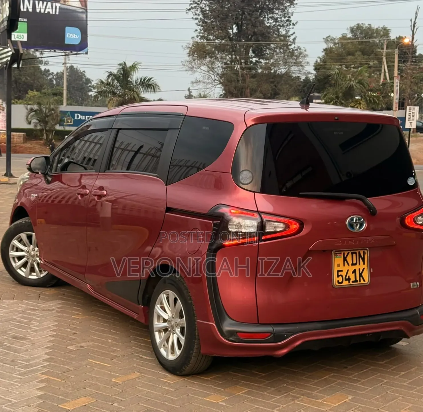 Toyota Sienta 2017 Red