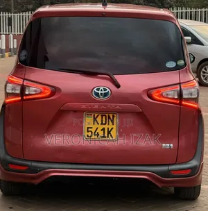 Toyota Sienta 2017 Red