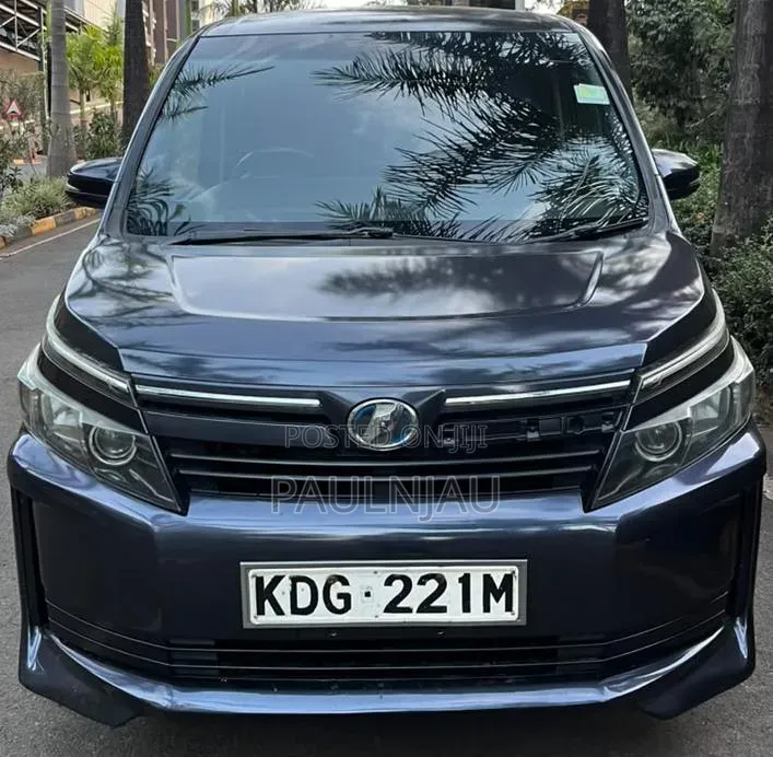 Toyota Voxy 2015