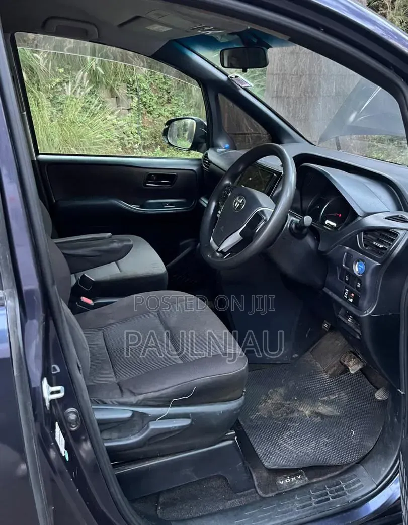 Toyota Voxy 2015