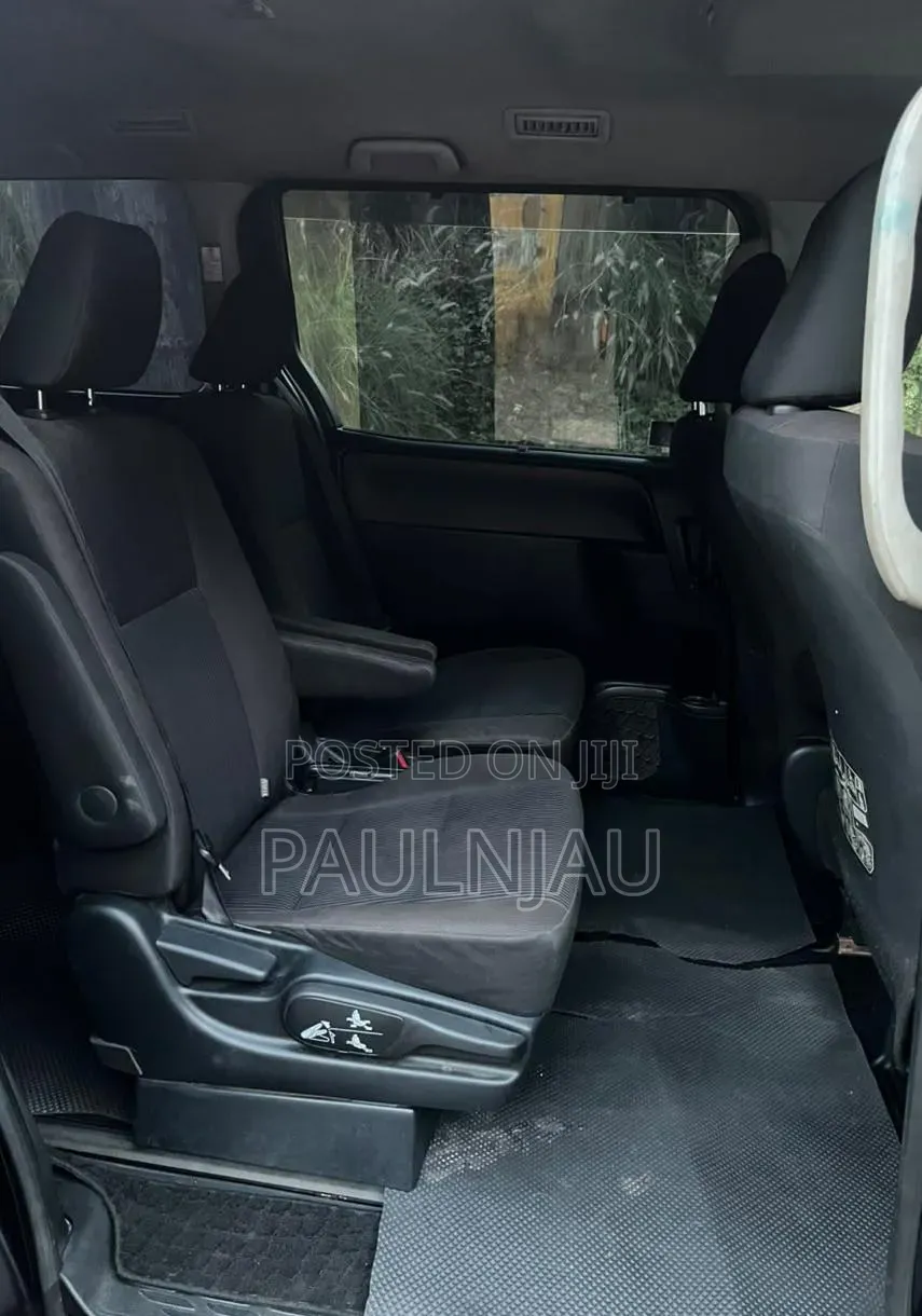 Toyota Voxy 2015