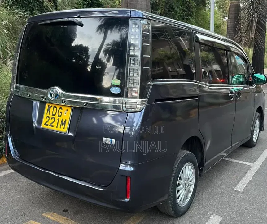 Toyota Voxy 2015