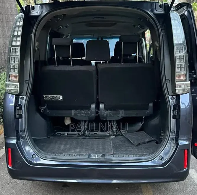 Toyota Voxy 2015
