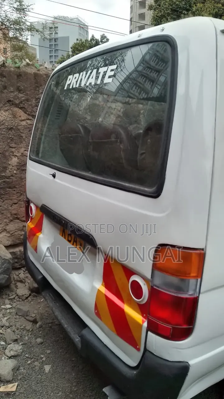 Toyota HiAce 2000 White
