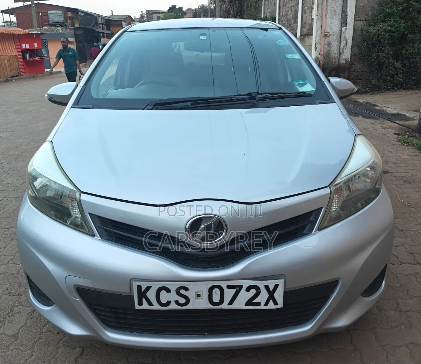 Toyota Vitz 2011 Silver