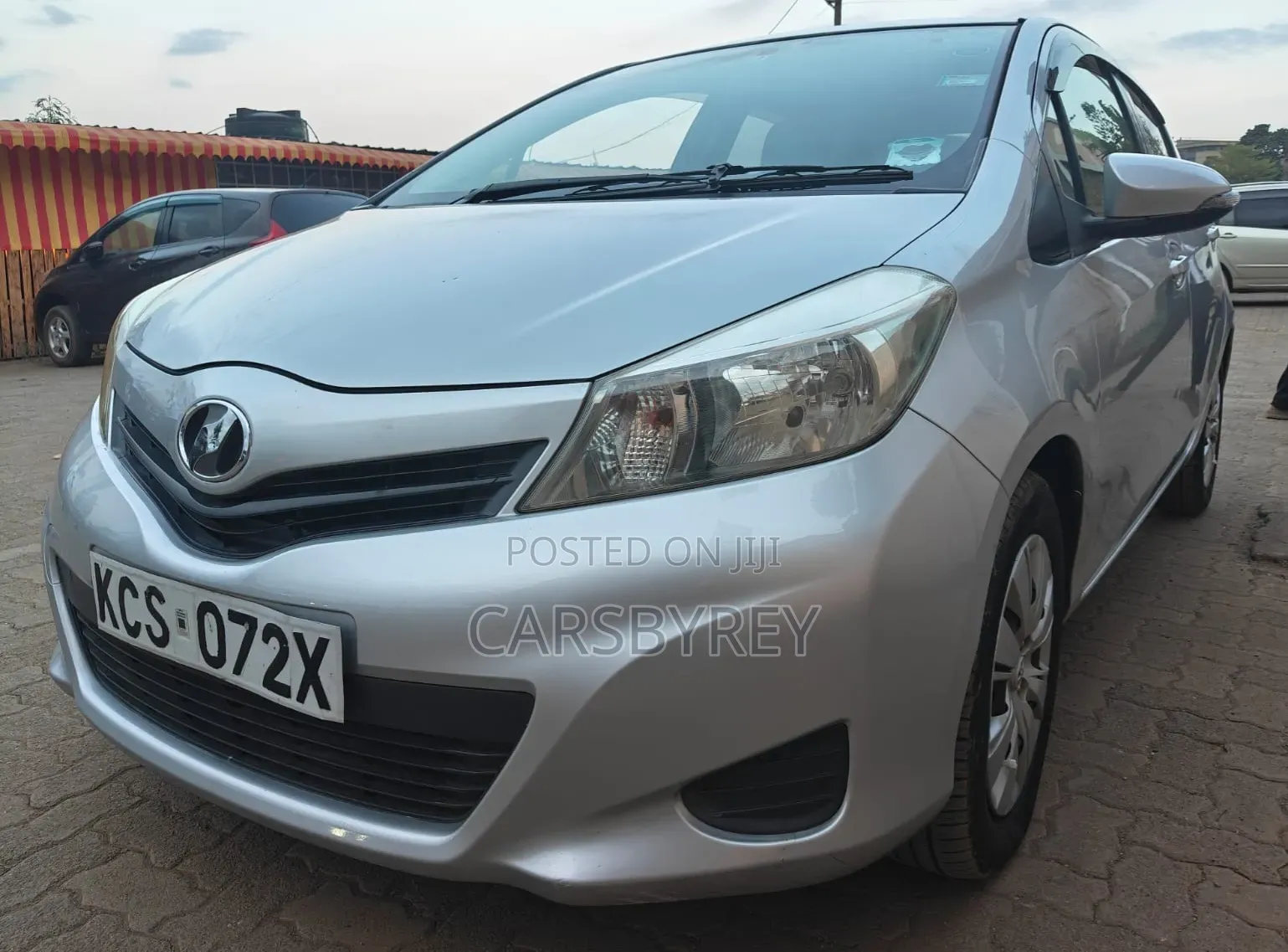 Toyota Vitz 2011 Silver