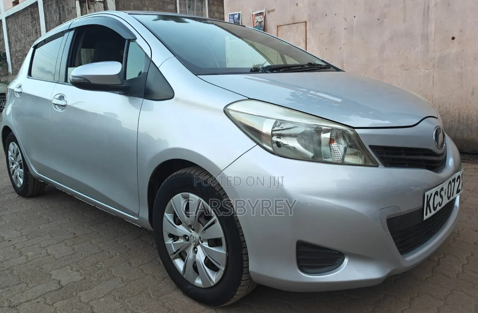 Toyota Vitz 2011 Silver
