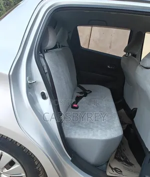 Toyota Vitz 2011 Silver