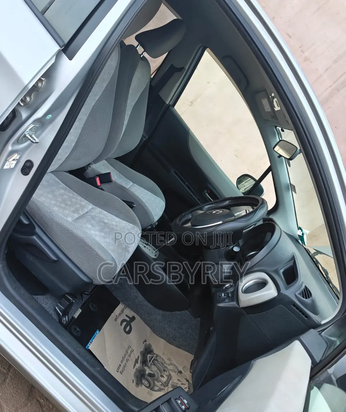 Toyota Vitz 2011 Silver