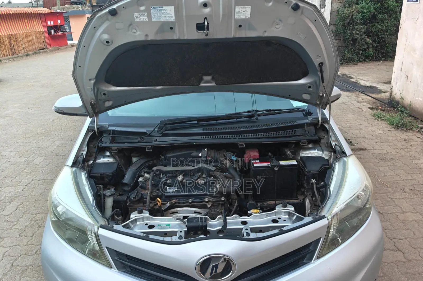 Toyota Vitz 2011 Silver
