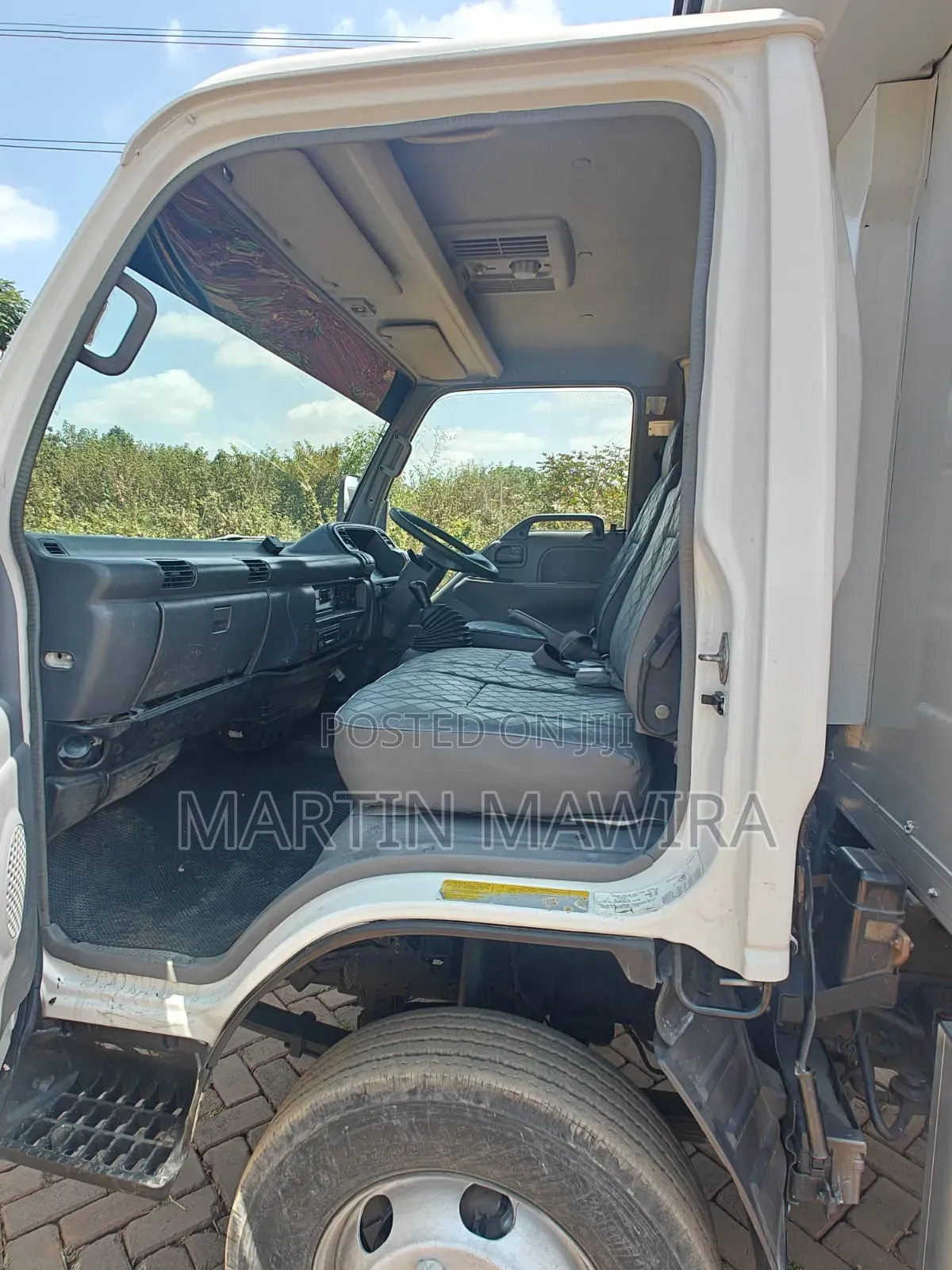Isuzu NQR With Refrigerator 2009 White