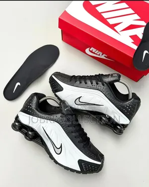 Nike. Shocks R4 “ Black Grey “ Pure Leather Sneakers
