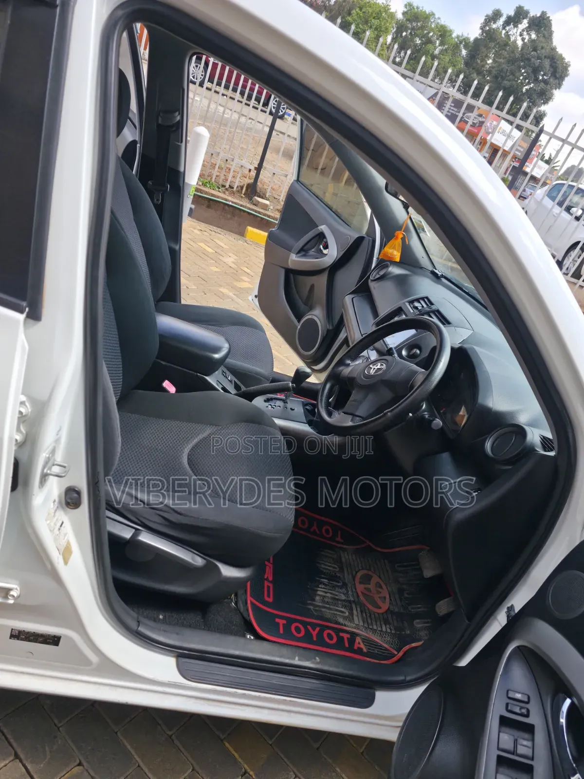 Toyota RAV4 2010 White