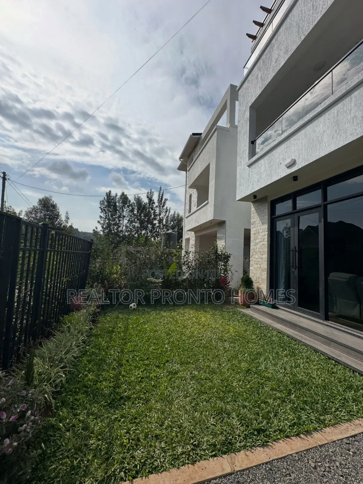 5bdrm Villa in Kerarapon for sale