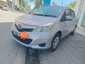 Toyota Vitz 2014 Silver