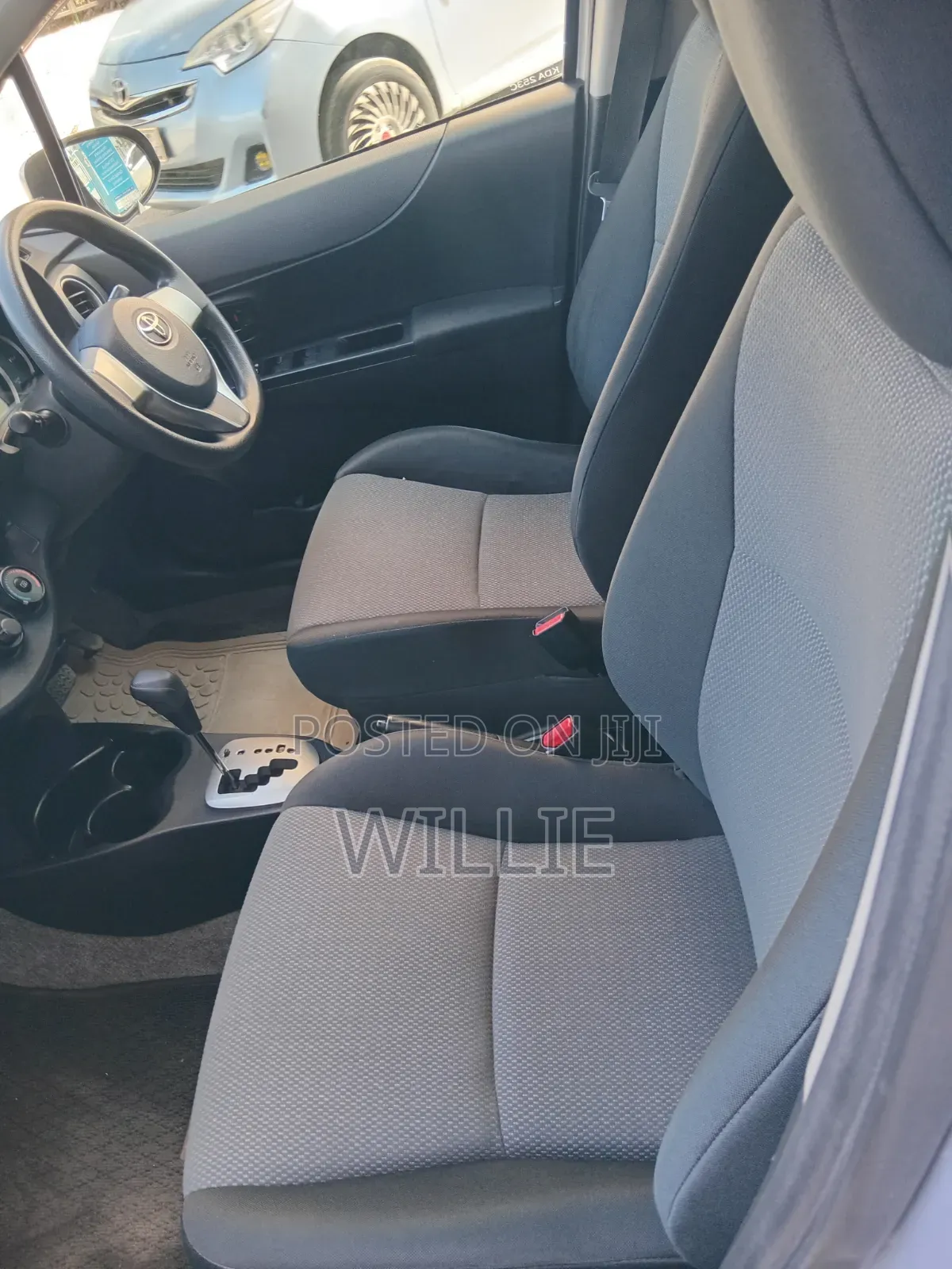 Toyota Vitz 2014 Silver