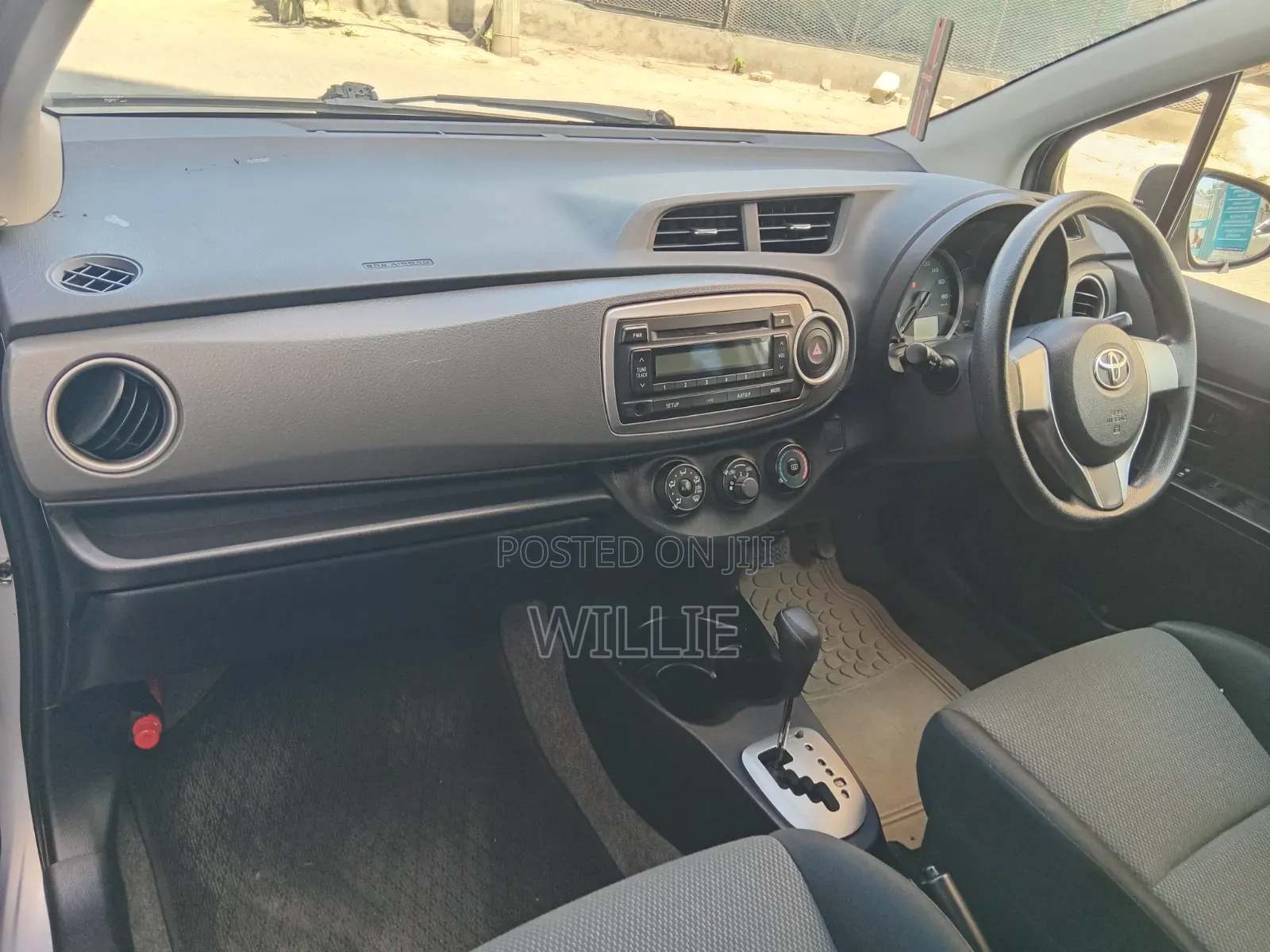 Toyota Vitz 2014 Silver