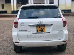 Toyota Vanguard 2010 White