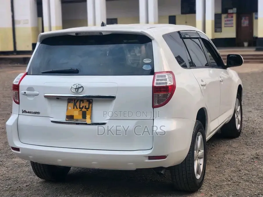 Toyota Vanguard 2010 White