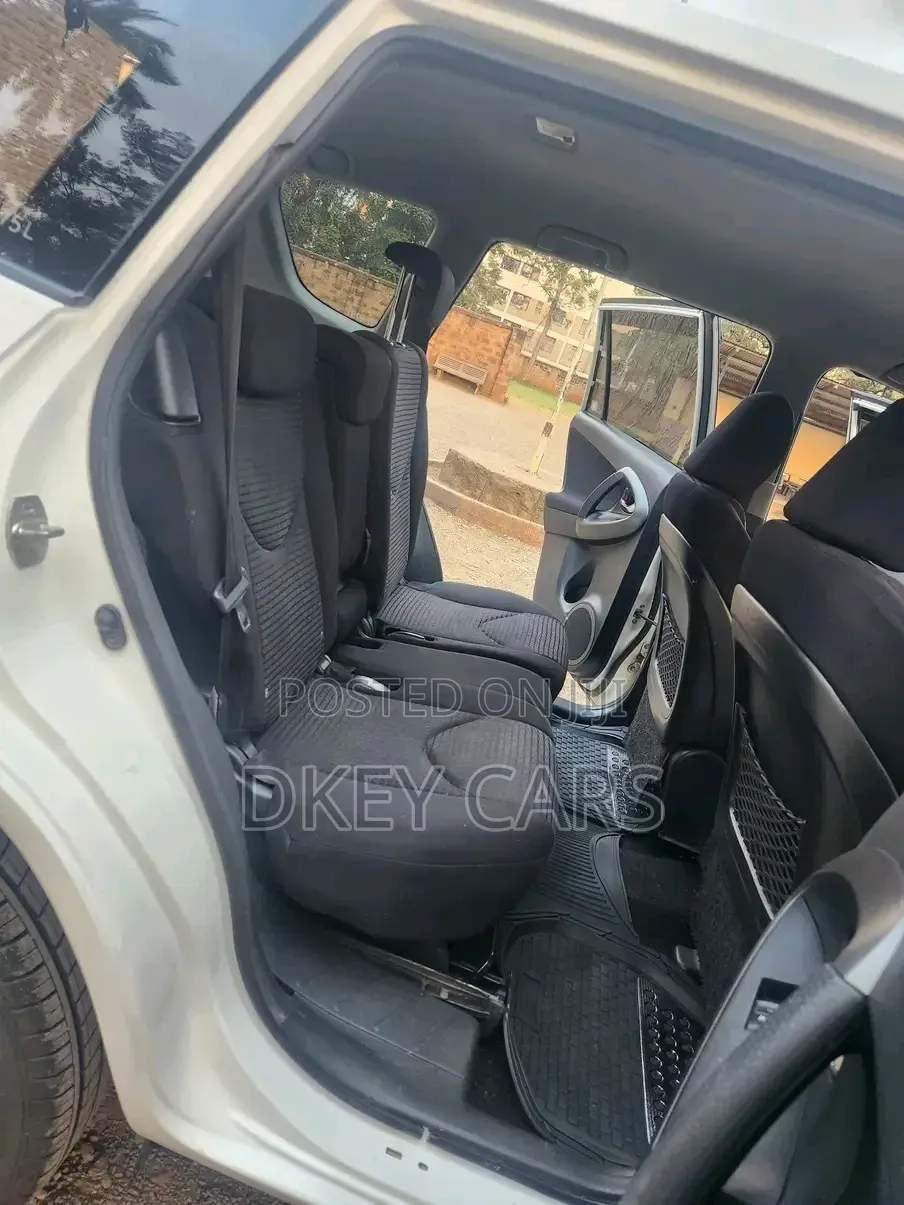 Toyota Vanguard 2010 White
