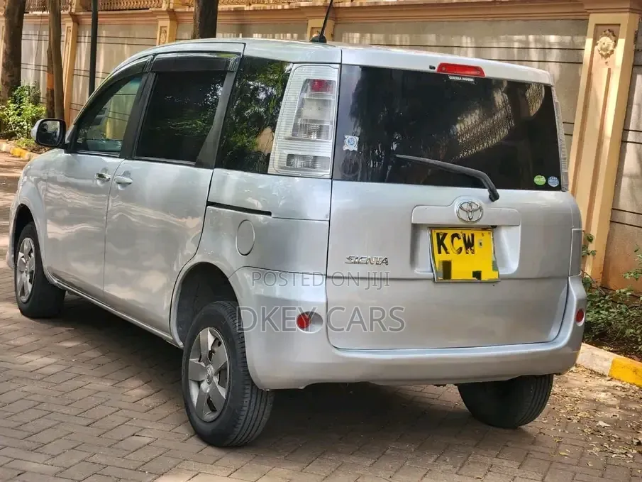 Toyota Sienta 2012 Silver