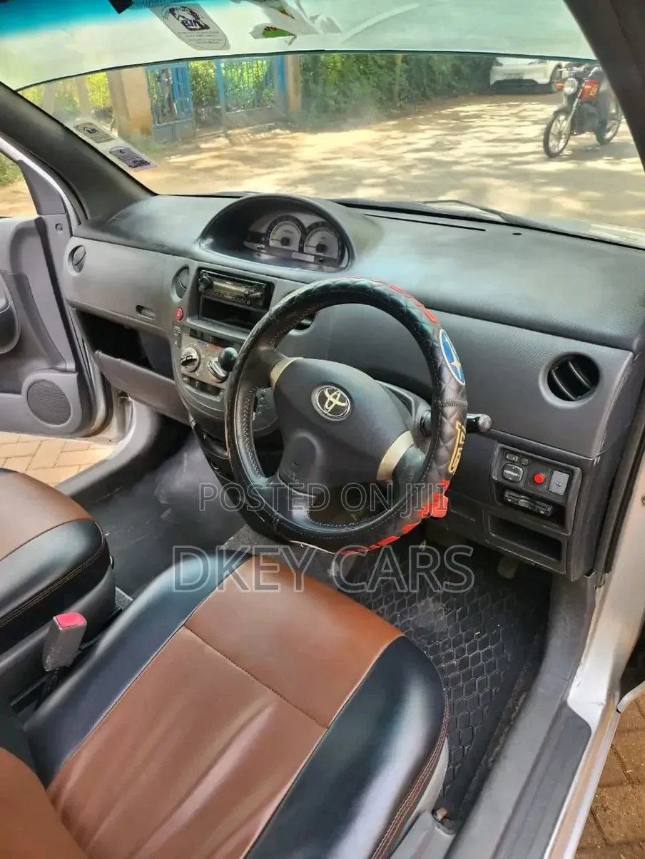 Toyota Sienta 2012 Silver