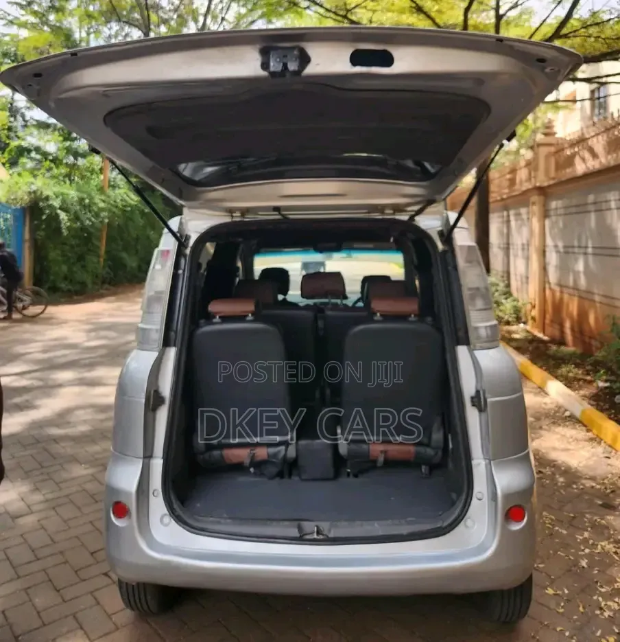 Toyota Sienta 2012 Silver
