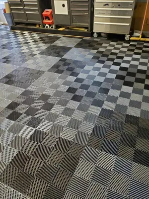Commercial Garage Flooring 40x40cm | 18mm Interlocking PVC Tiles